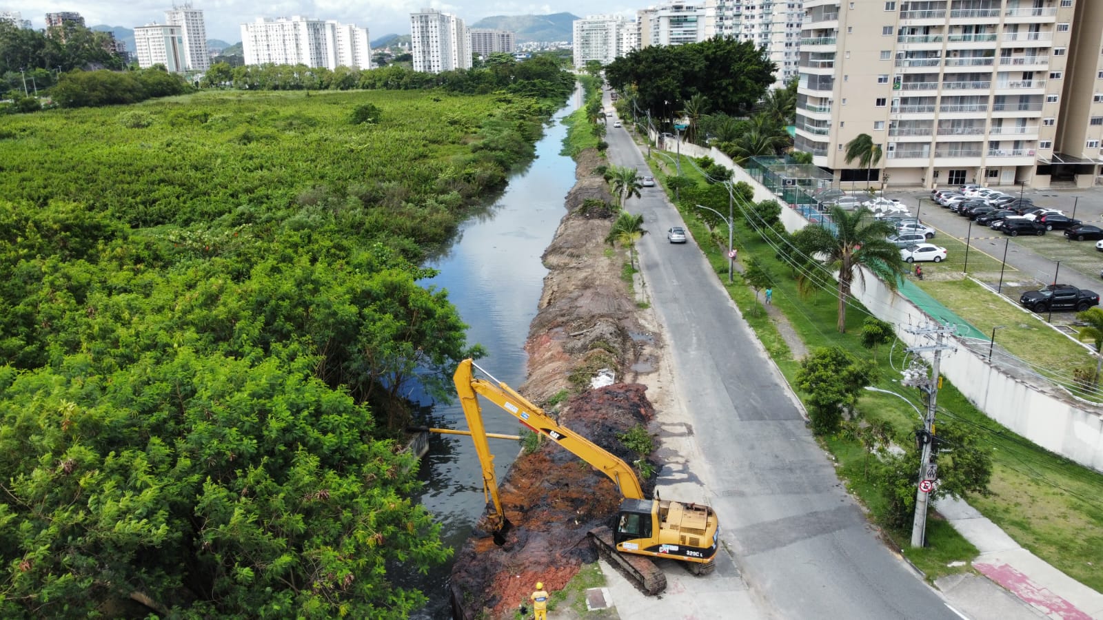 Limpeza do Rio Pavuninha, em Curicica