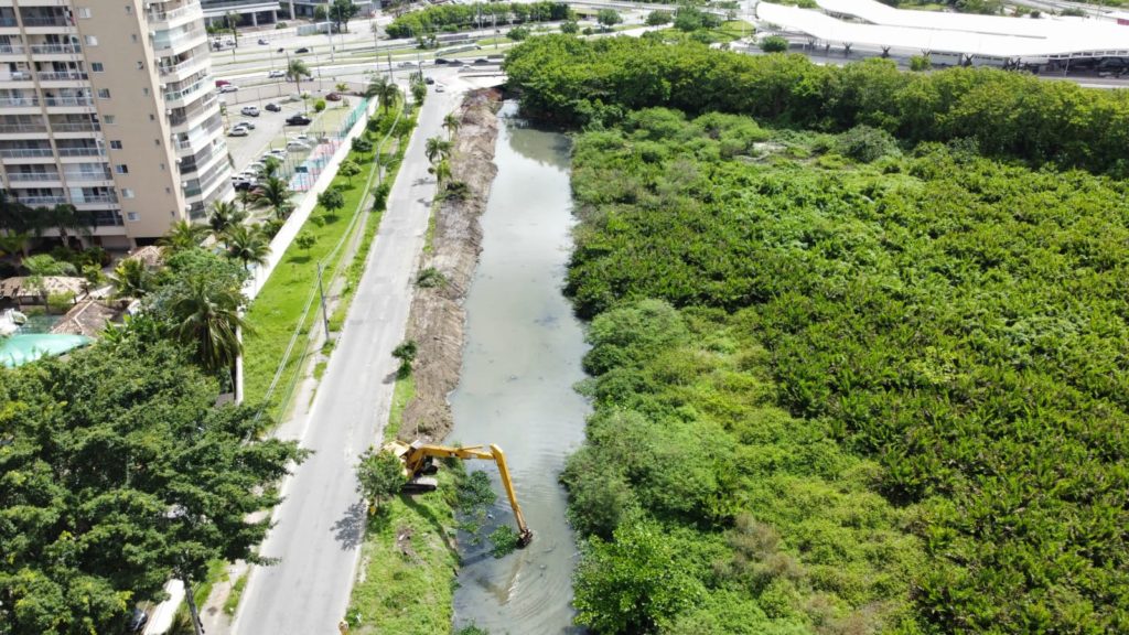 Limpeza do Rio Pavuninha, em Curicica