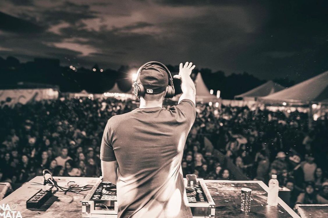 Dj Jackal explica como acontece a escolha de músicas para eventos: 'Meta é causar emoção'