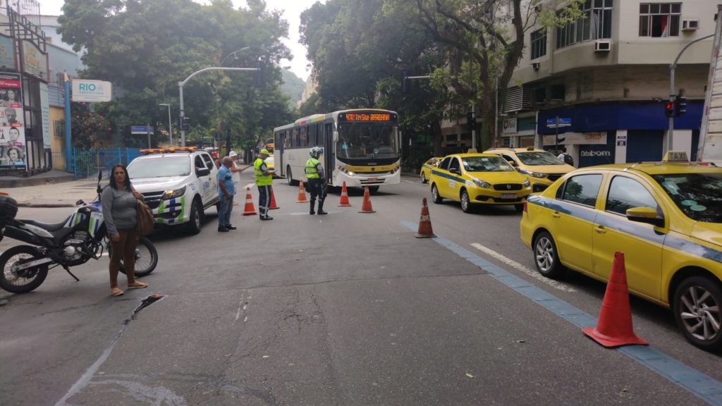 Rua Barata Ribeiro interditada após incêndio em apartamento