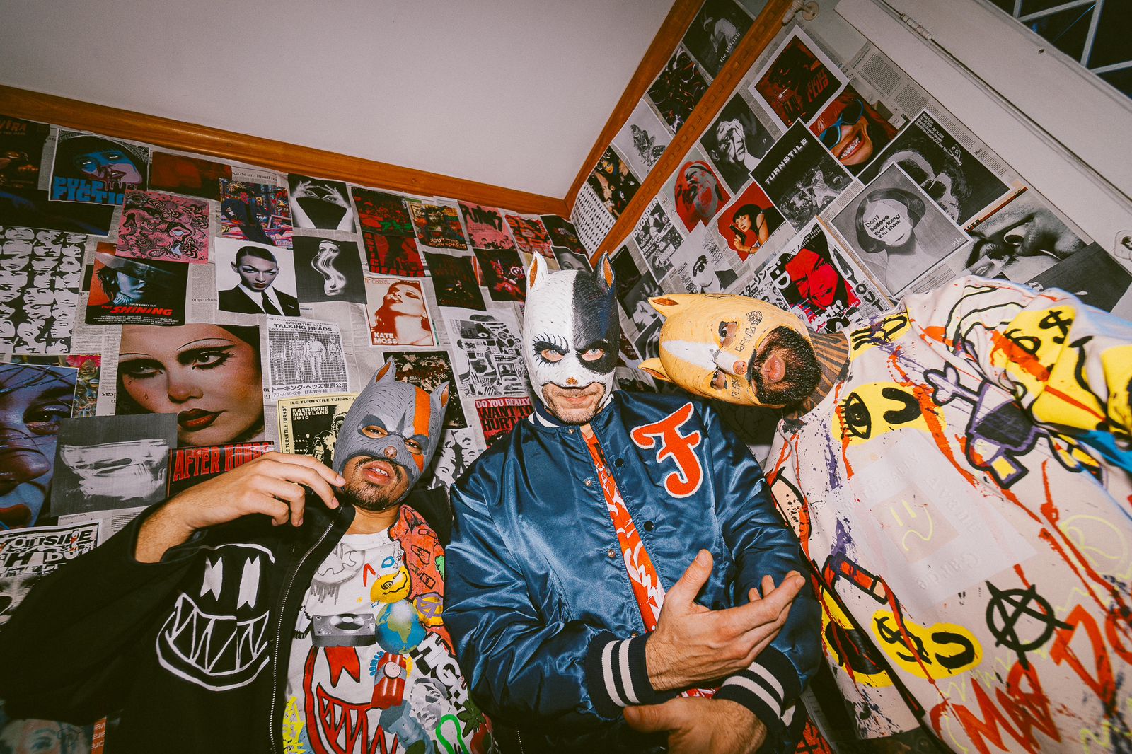 Conheça Mad Dogz, grupo mascarado que se apresenta no palco da Farofa da GKay