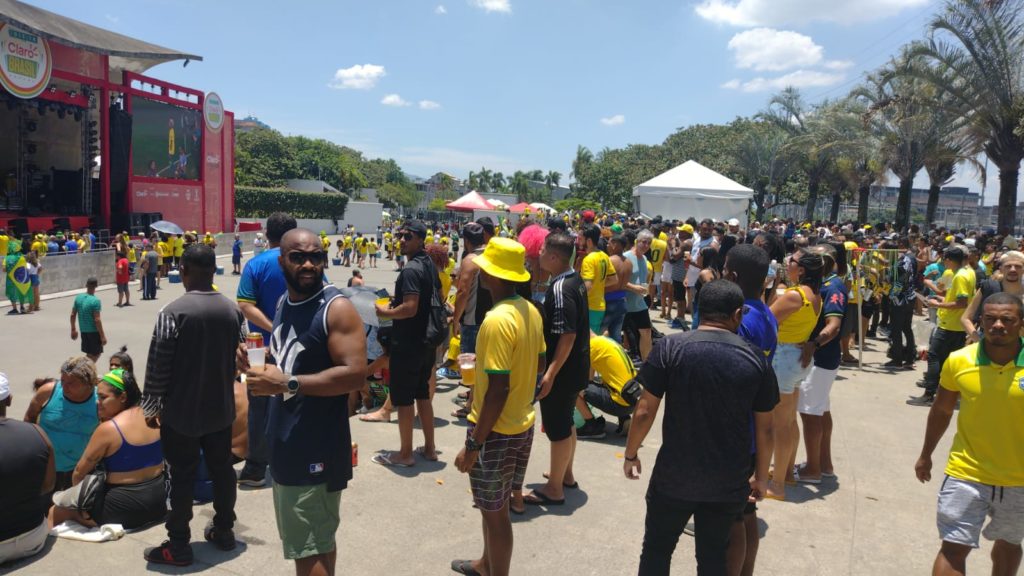 Torcedores fazem a festa no Rio no jogo do Brasil contra a Croácia pela Copa do Mundo
