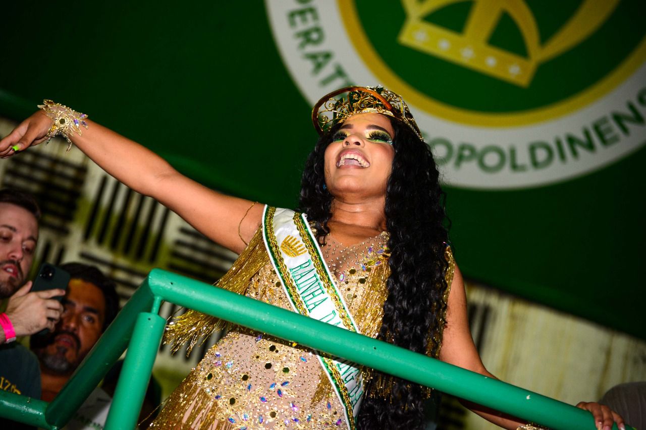 Com coroa em formato de boné CPX, Maria Mariá é coroada Rainha de Bateria da Imperatriz Leopoldinense