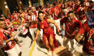 [FOTOS] Nathalia Hino brilha como rainha da Estácio de Sá em noite de Mini Desfiles na Cidade do Samba