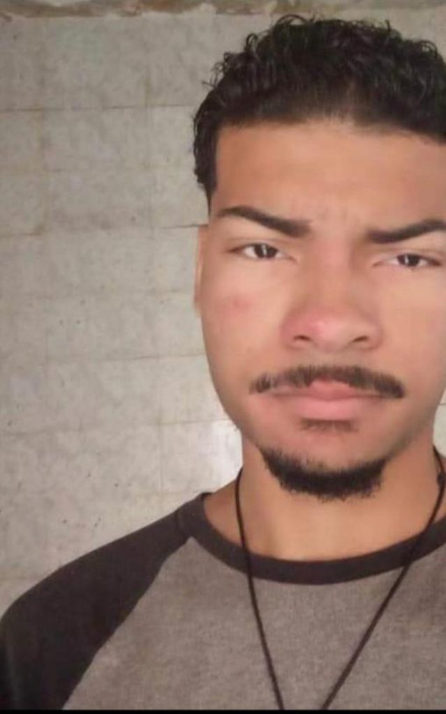 Mateus Marinho, de 22 anos, é acusado de esfaquear uma adolescente de 15 anos por desentendimento político e por questões de gênero