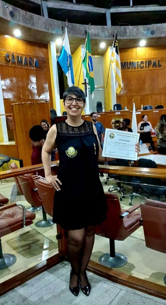 Aline Brasil, passou a ocupar a 35º cadeira da Academia Volta-redondense de Letras.