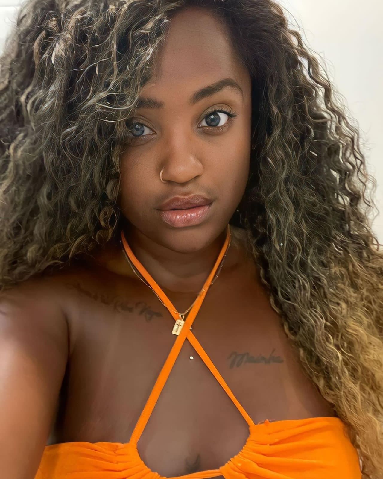 Modelo e influenciadora sofre ofensas racistas após decidir mudar a cor de seus cabelos