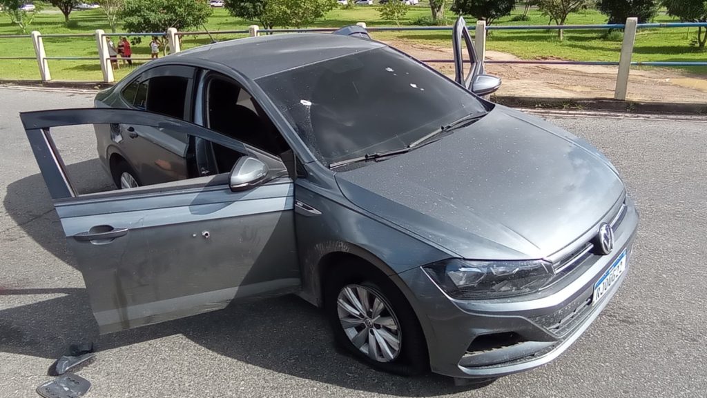 Carro é atingido por bala durante tentativa de roubo de carga na Ilha do Governador