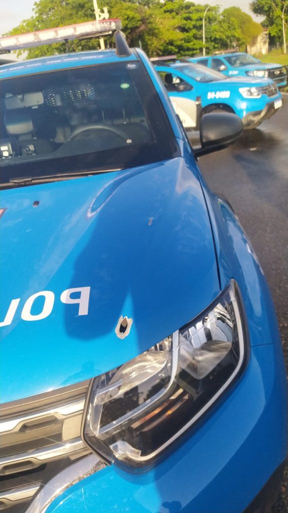 Viatura da Polícia Militar é atingida após tiroteio na Ilha do Governador