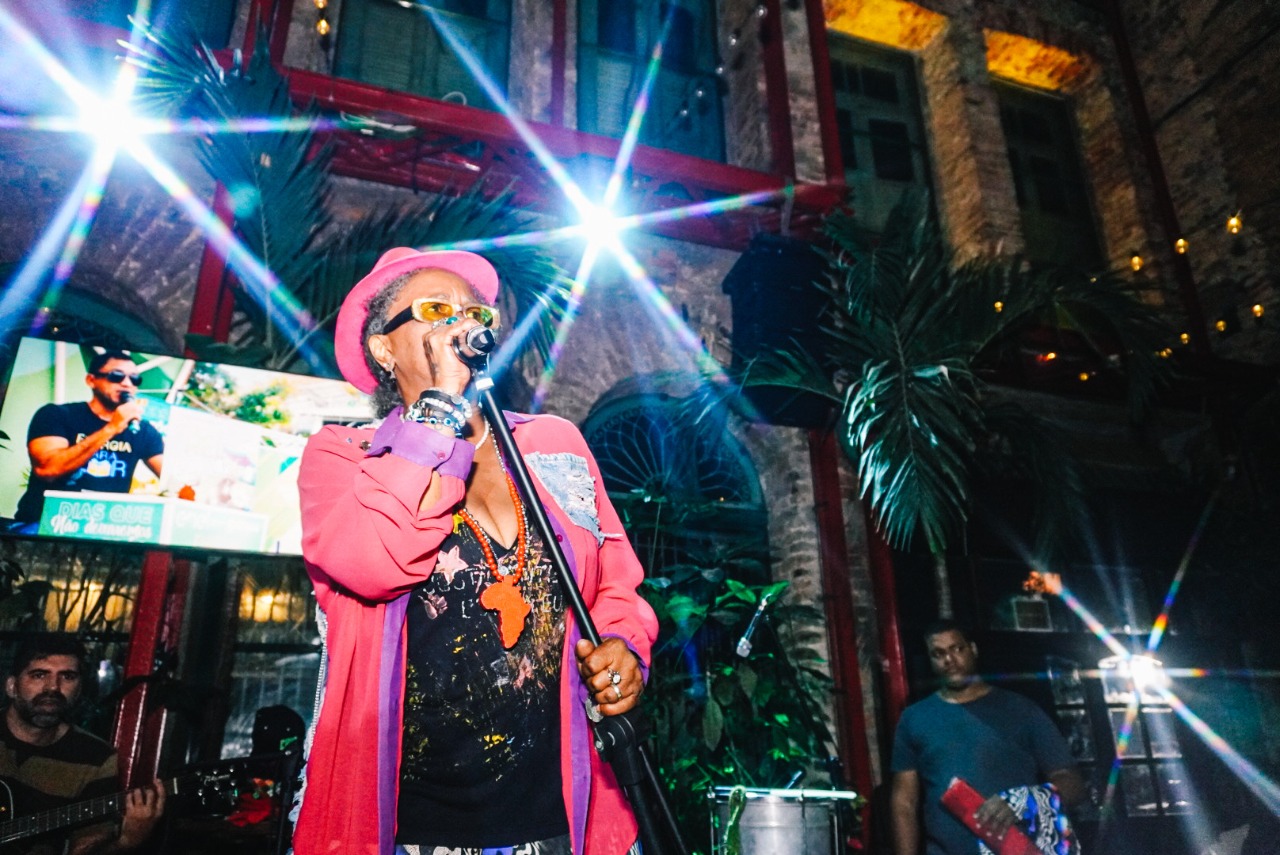 Famosos celebram encerramento de festival literário, no Rio