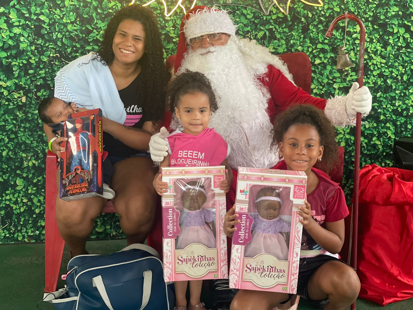 Imperatriz Leopoldinense distribui presentes e cestas de Natal para moradores do Complexo do Alemão