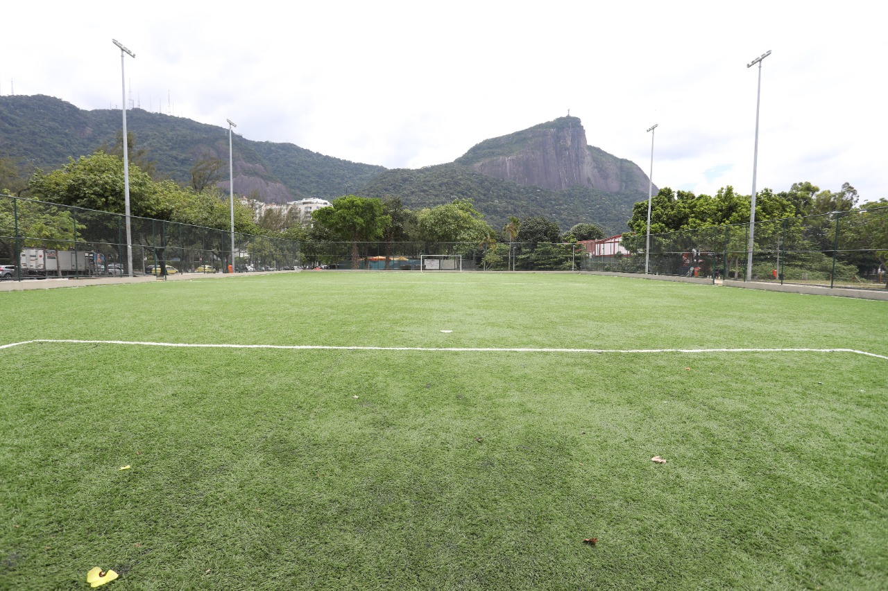 Prefeitura entrega campos de futebol na Lagoa