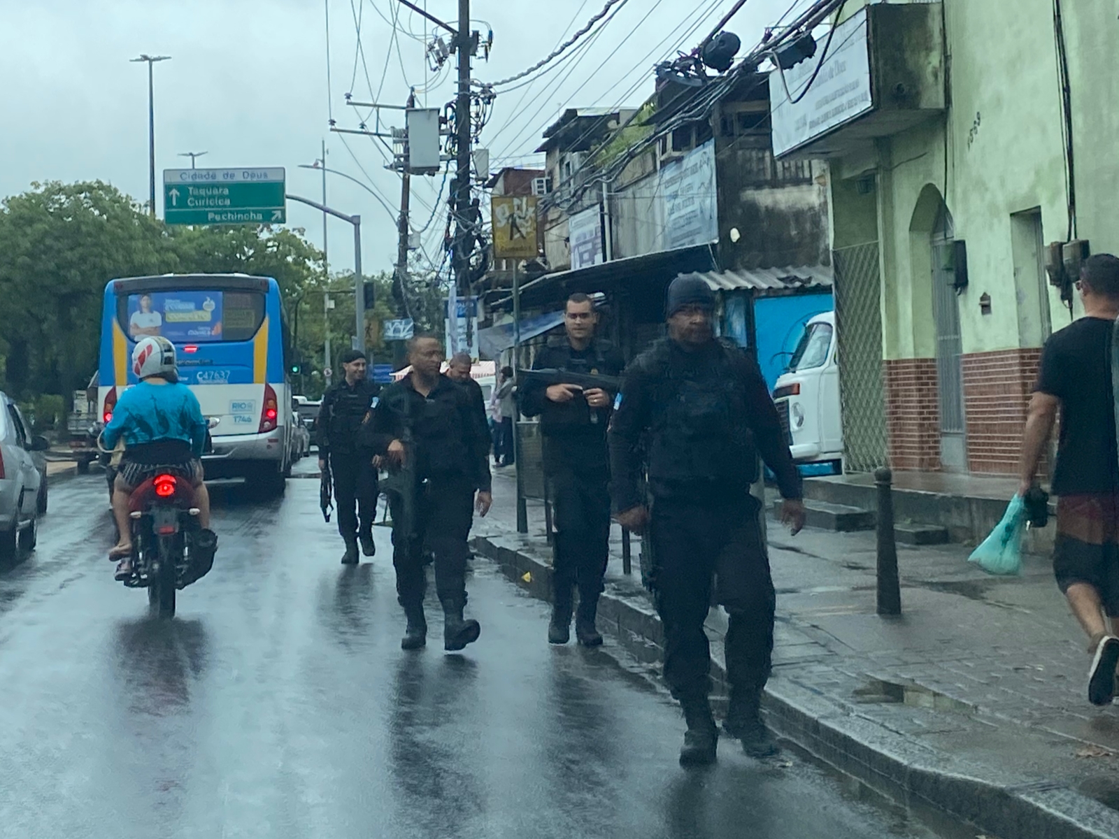 Polícia Militar realiza operação na Cidade de Deus