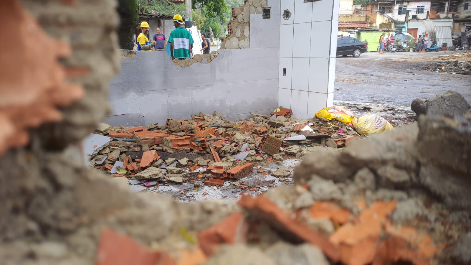 Operação contra construções irregulares na Zona Oeste do Rio