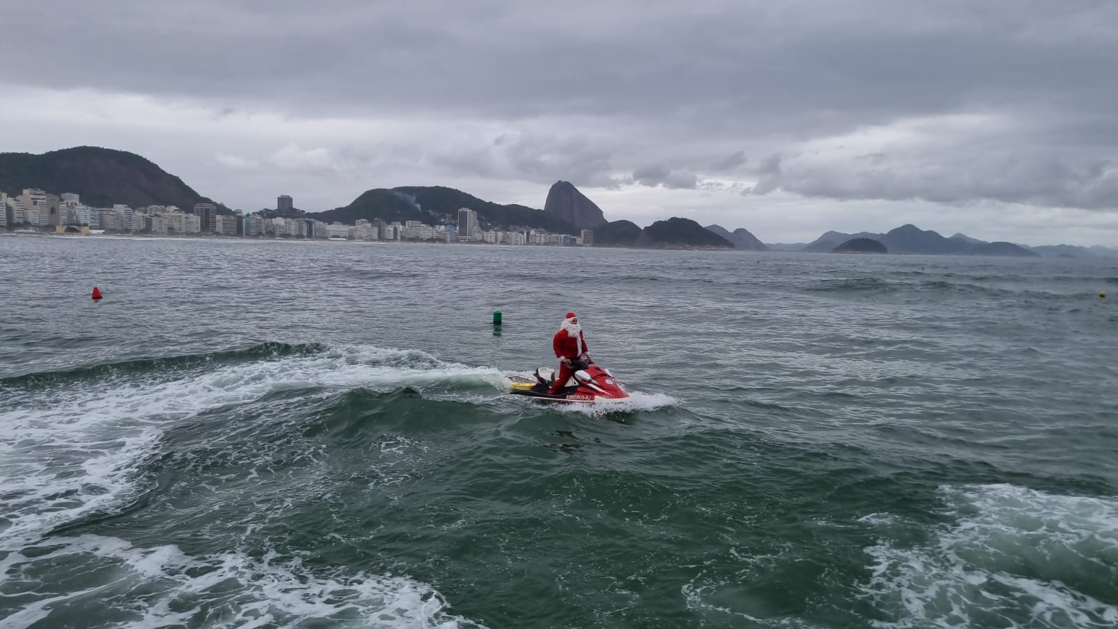 [VÍDEO] Papai noel chega de jetski em festa de Natal do Corpo de Bombeiros do Rio