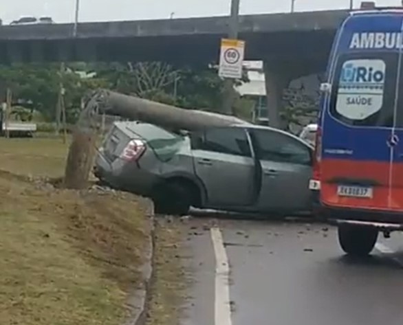 carro bate no poste ilha