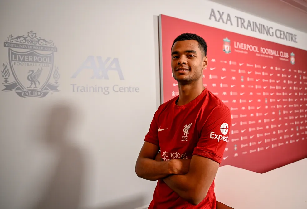 Contratado após a Copa do Mundo, Gakpo posa pela primeira vez com camisa do  Liverpool, da Inglaterra - Super Rádio Tupi