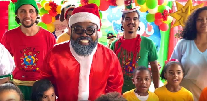 papai noel negro linha amarela