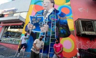Pintura de Silvio Santos em uma rua de São Paulo