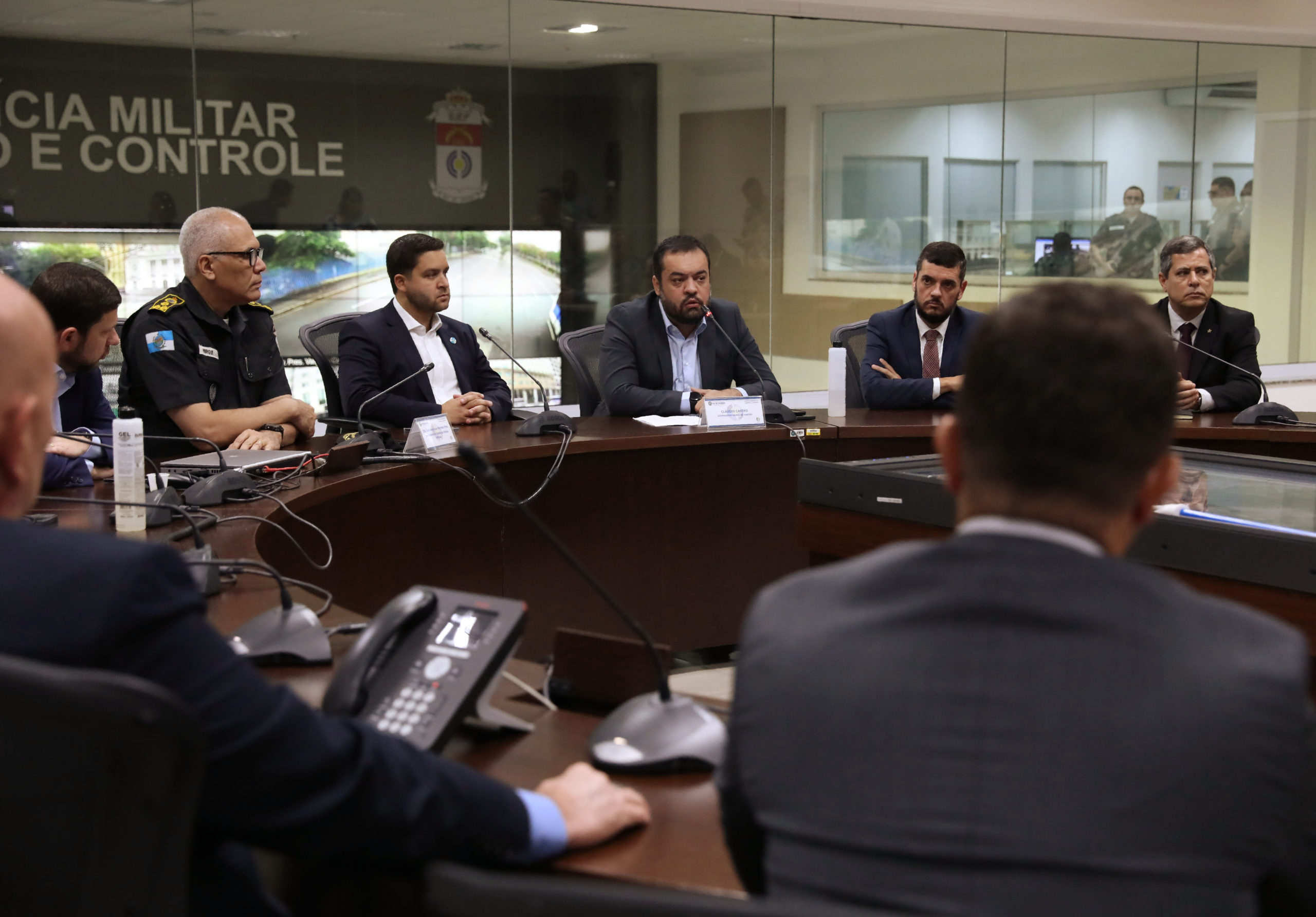 Governador Cláudio Castro em reunião com a cúpula de segurança para monitorar a situação do Rio de Janeiro após as manifestações em Brasília