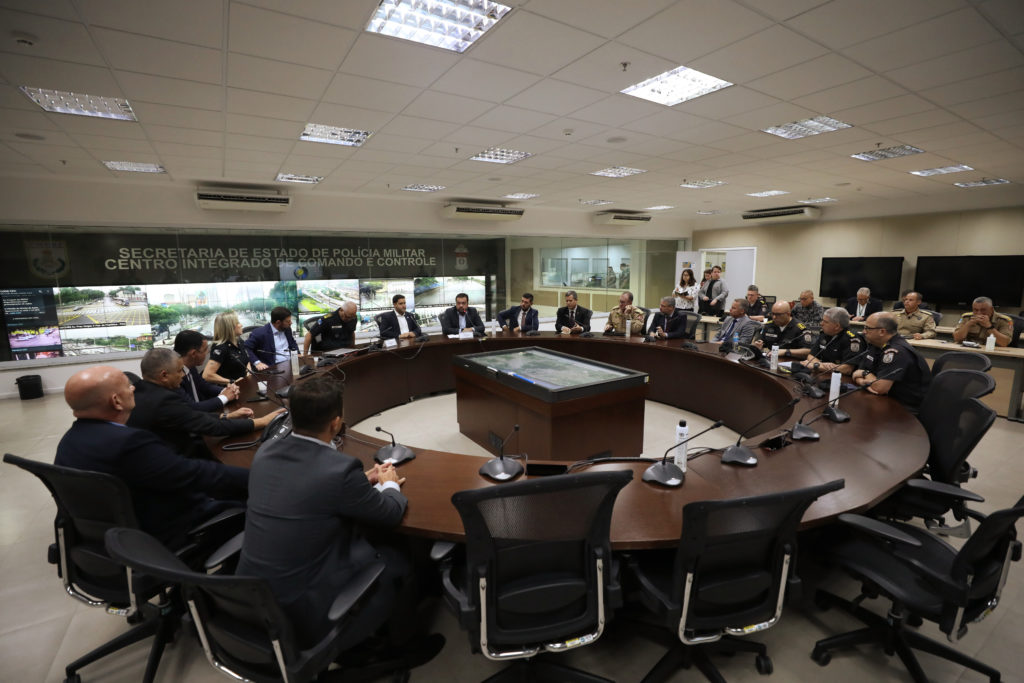 Governador Cláudio Castro em reunião com a cúpula de segurança para monitorar a situação do Rio de Janeiro após as manifestações em Brasília