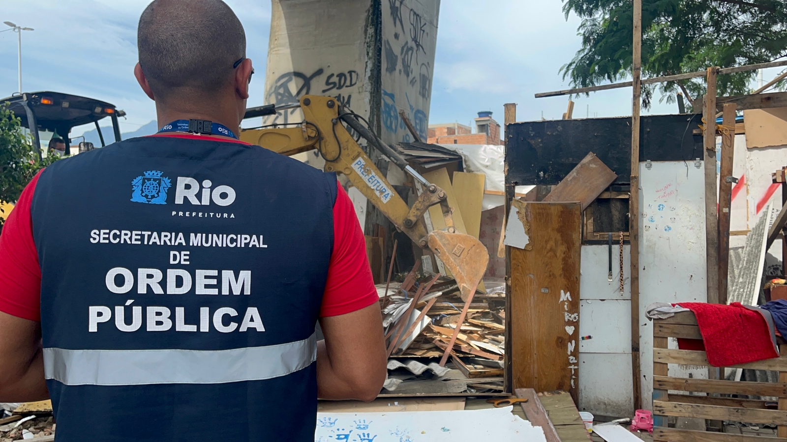 Prefeitura faz demolição de 60 construções irregulares em Manguinhos, na Zona Norte do Rio