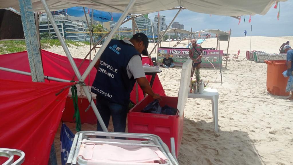 SEOP aplica multas a barraqueiros que loteavam as areias das praias do Rio