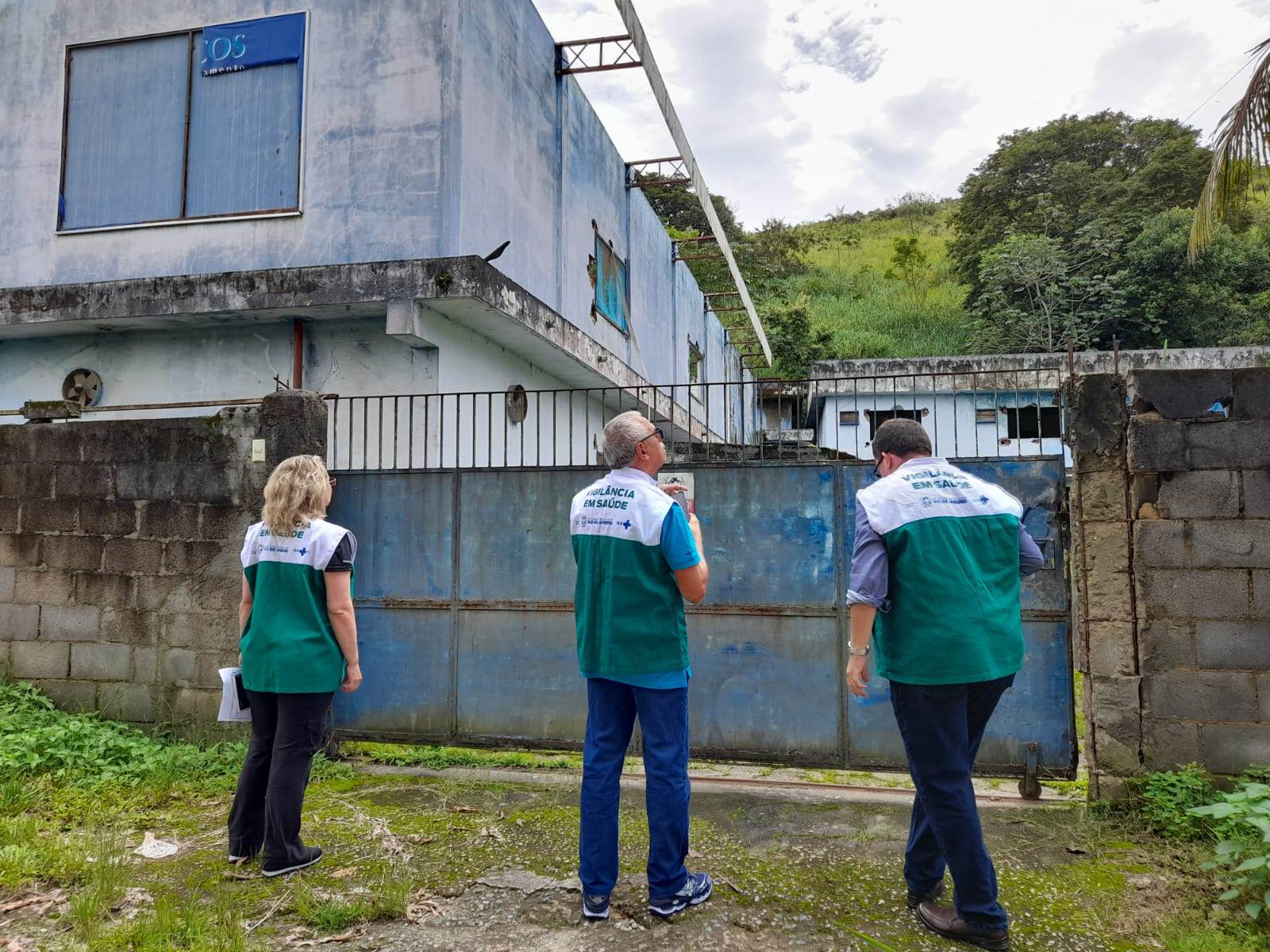 Fiscais encontram prédio abandonado em endereço de fábrica produtora de pomada que causou cegueira