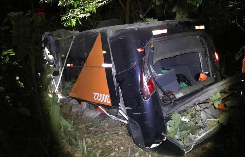 Ônibus com time de futebol cai em ponte e deixa mortos e feridos