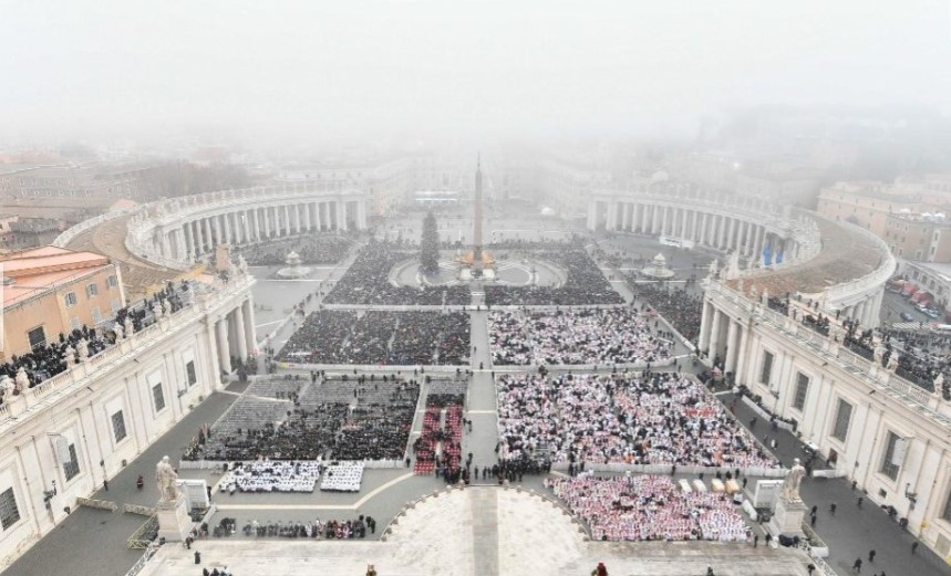 Basílica de São Pedro durante o funeral de Bento XVI