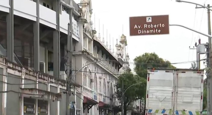 Placa em homenagem a Roberto Dinamite é instalada em São Cristóvão