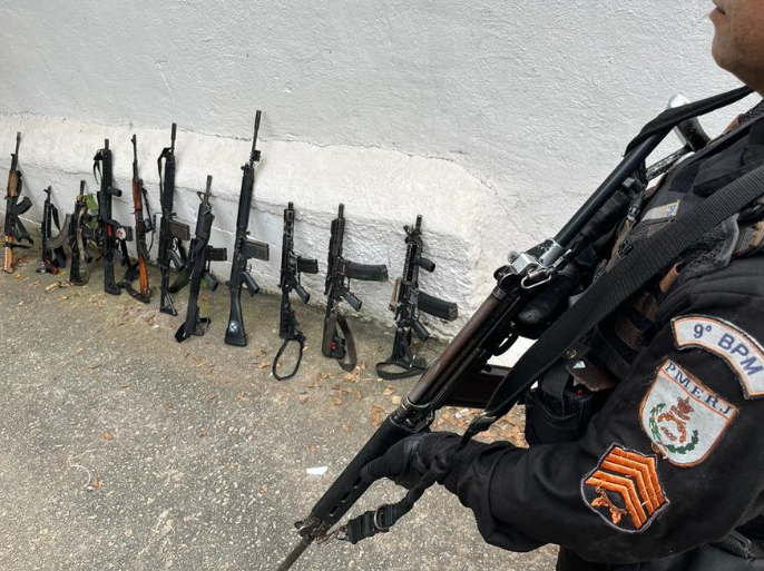 Operação da PM deixa dois suspeitos mortos e nove presos no Campinho; 11 fuzis foram apreendidos