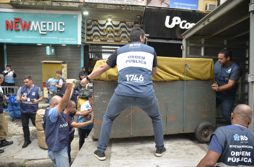Prefeitura do Rio estoura depósito clandestino de ambulantes em Copacabana