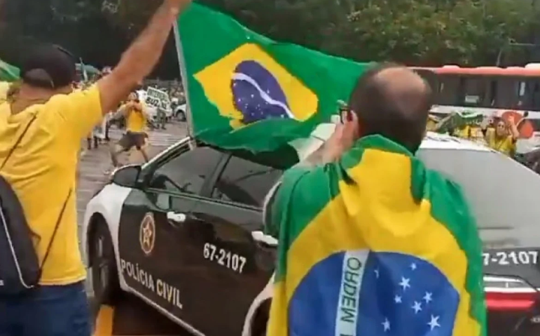 Policial civil do Rio que pendurou bandeira do Brasil em viatura durante manifestação é suspenso
