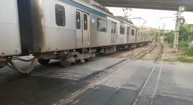 Após acidente com trem, linha férrea é asfaltada em Nova Iguaçu