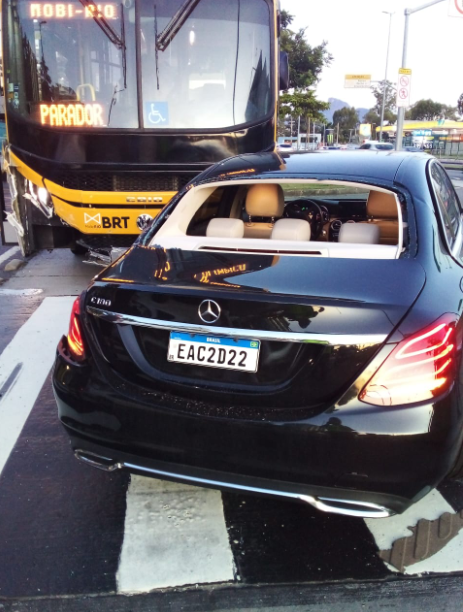 Motorista faz conversão proibida e colide com articulado da nova frota do BRT na Transolímpica