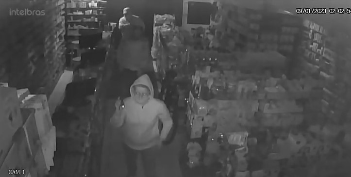 Idosos roubam farmácia no Engenho Novo