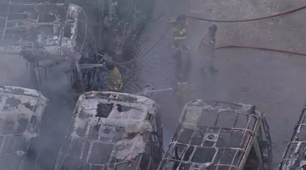 Incêndio atinge garagem de ônibus no Rio