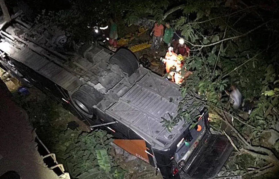 Ônibus com time de futebol cai em ponte e deixa mortos e feridos