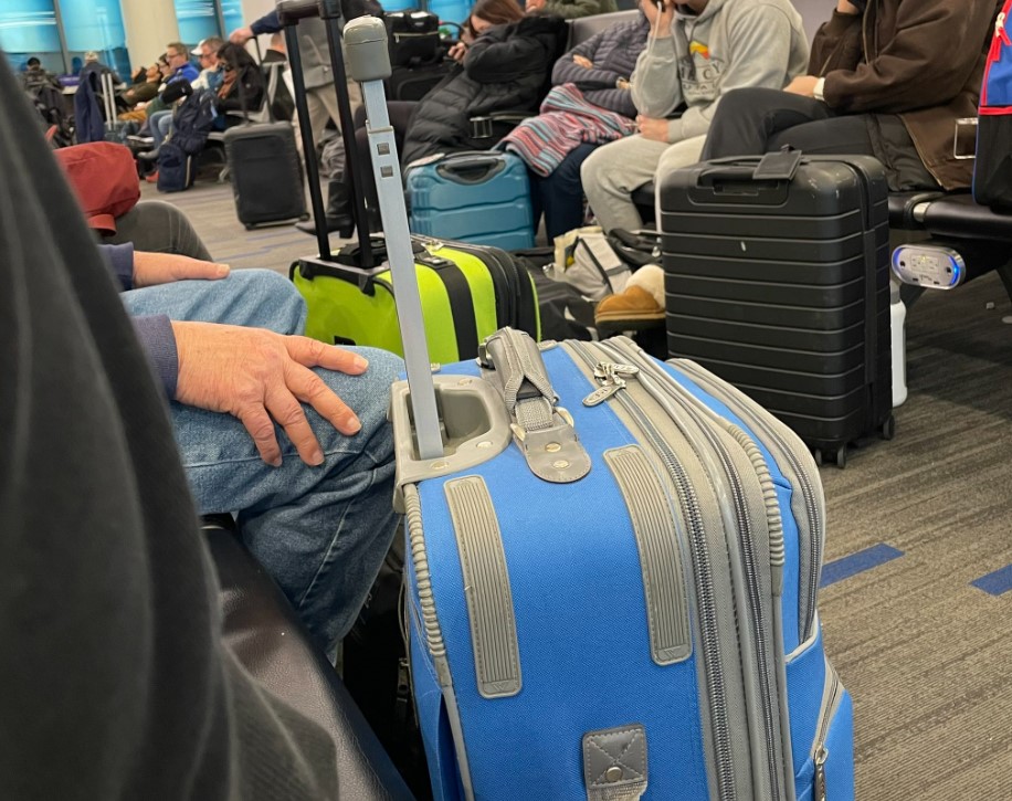 Passageiros aguardam retomada dos voos e decolagens em aeroportos nos EUA