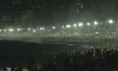 Praia do Rio de Janeiro lotada durante a noite