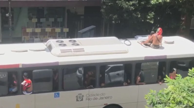 Vândalos depredam ônibus na Zona Sul do Rio