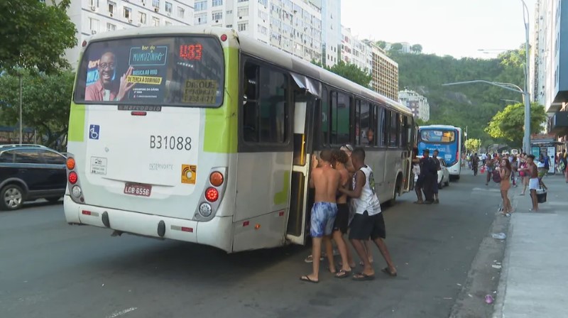Vândalos depredam ônibus na Zona Sul