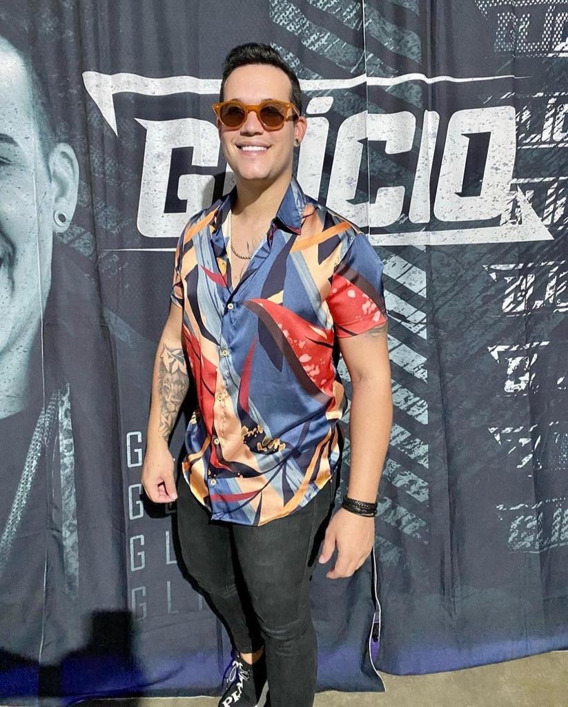 Cantor Glicio viraliza na web com música nova