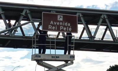 Prefeitura inaugura placa em homenagem ao Rei Pelé na Zona Norte do Rio