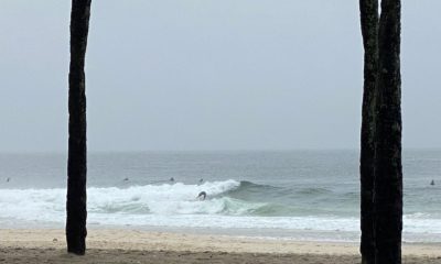 Mesmo com tempo instável, surfistas pegam onda na Praia de Copacabana, na Zona Sul do Rio