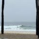 Mesmo com tempo instável, surfistas pegam onda na Praia de Copacabana, na Zona Sul do Rio