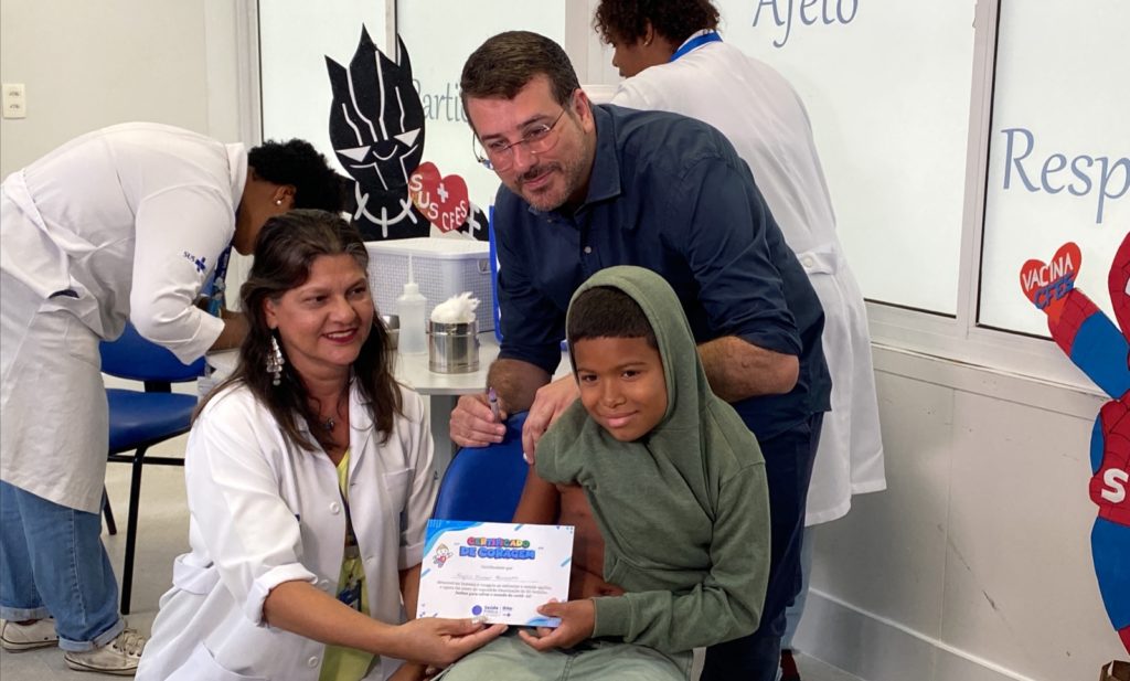 Daniel Soranz aplica dose da vacina contra a Covid no menino Ryan Hugo Barreto, de 9 anos