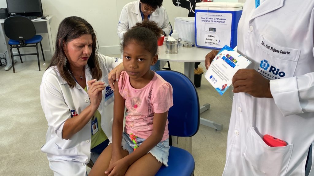 Menina Ana Júlia Nunes, de 8 anos, recebe dose contra a Covid-19
