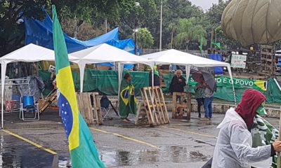 Acampamento bolsonarista começa a ser desmontado no Centro do Rio